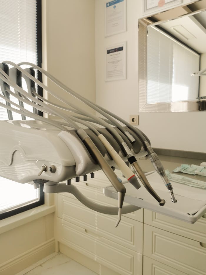 Mastering the First Impression: Your intriguing post title goes here Vista detallada de instrumental dental en la clínica dental Jordi Mas, ideal para temas médicos.